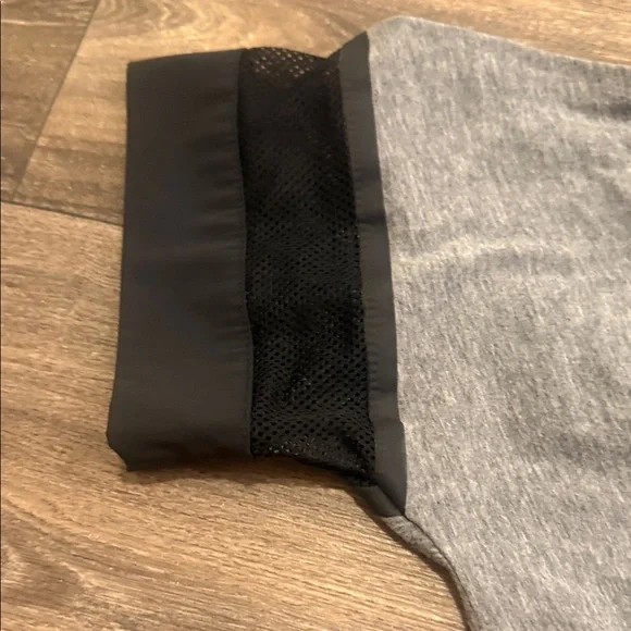 Nike women’s Black and Gray Short Sleeve Tee - Picture 5 of 6